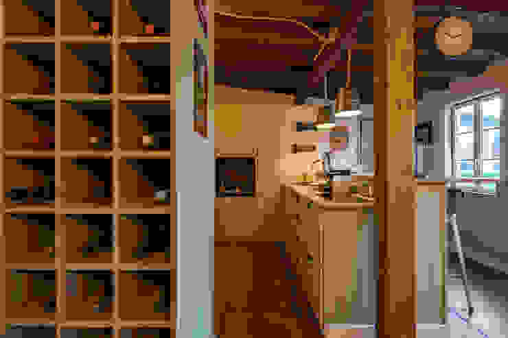 Reconstrução de moradia antiga Atelier d'Maison Garagens e arrecadações modernas