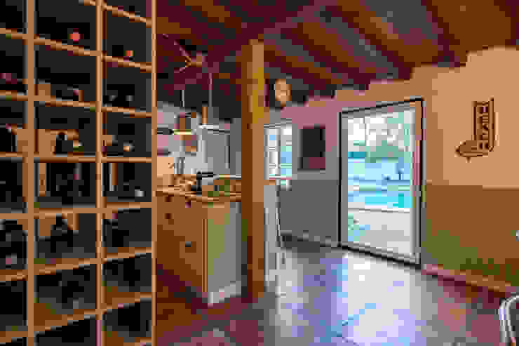 Reconstrução de moradia antiga Atelier d'Maison Adegas modernas