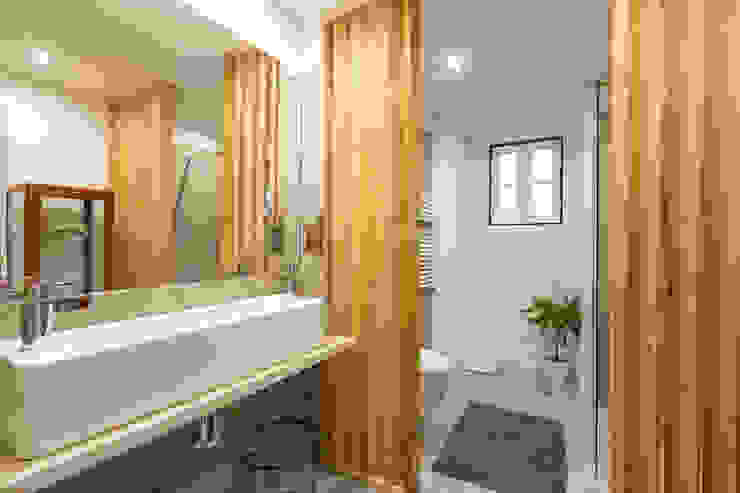 Reconstrução de moradia antiga Atelier d'Maison Casas de banho modernas