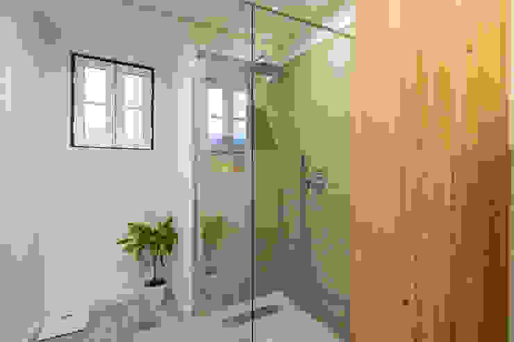 Reconstrução de moradia antiga Atelier d'Maison Casas de banho modernas
