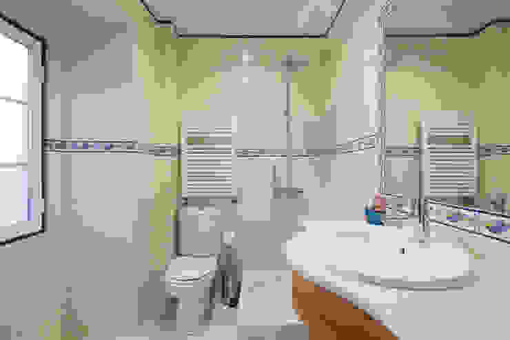 Reconstrução de moradia antiga Atelier d'Maison Casas de banho modernas
