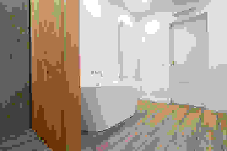Reconstrução de moradia antiga Atelier d'Maison Casas de banho modernas