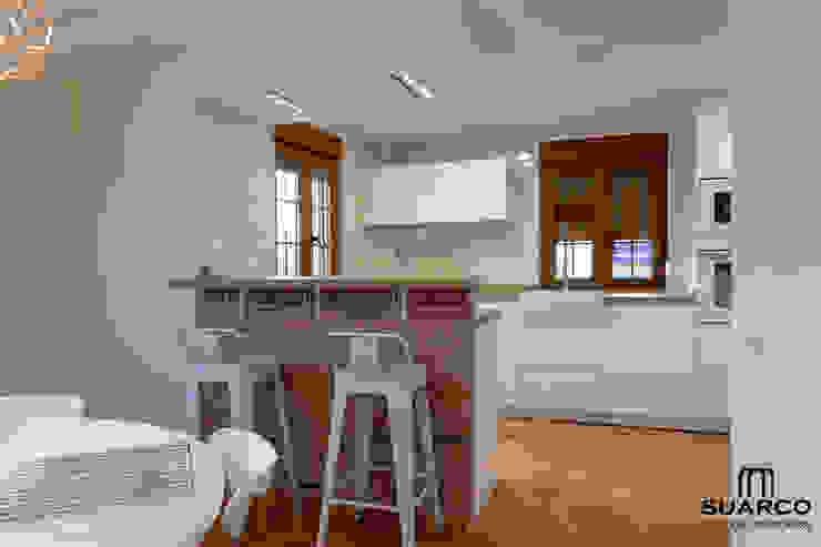 Cocina Blanca con zona comedor y voladizo en dekton Valterra | homify