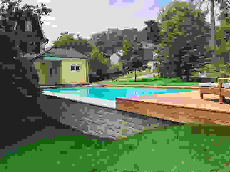 Blick von unten Kirchner Garten & Teich GmbH Infinity pool Weiß Infinity Pool,Swimmingpool,Holzdeck,Badespaß,Naturstein,Überlaufrinne