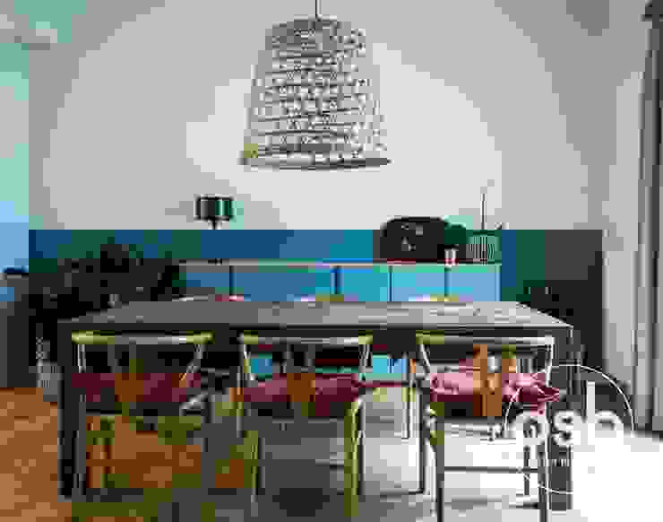 vista del comedor abierto osb arquitectos Comedores de estilo rústico Acabado en madera madera,azul,blanco,comedor abierto,iluminacion original,lampara colgante