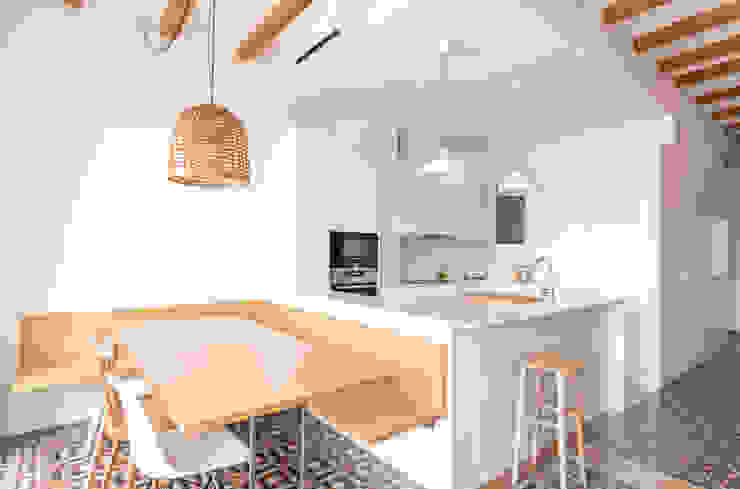 Córcega Piedra Papel Tijera Interiorismo Cocinas de estilo escandinavo Mesa,Muebles,Propiedad,Encimera,Ebanistería,Madera,naranja,Diseño de interiores,Cocina,Silla