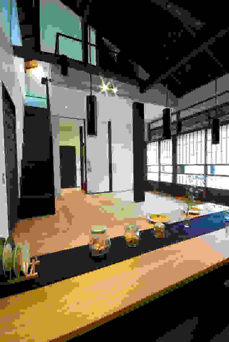 Salas de estar asiáticas por 森村厚建築設計事務所 Asiático Madeira maciça Multi colorido