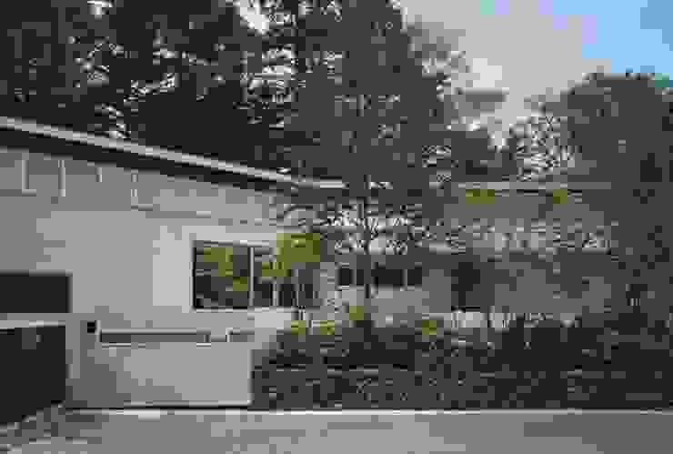 中軽井沢：原生林にいだかれ、暖炉のある伸びやかな住まい, JWA，Jun Watanabe & Associates JWA，Jun Watanabe & Associates モダンな 家 和室、モダンな和室、自窓付き和室、浮き押し入れ、浮押入、きらら襖紙、白壁和室、方形縁なし畳、縁無し畳、新築、吹き抜け、軽井沢