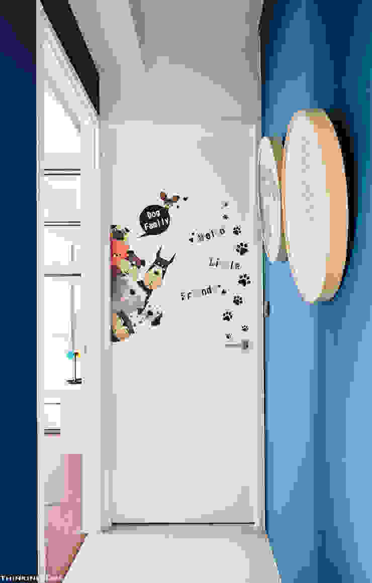Minimalist corridor, hallway & stairs by 思維空間設計 Minimalist