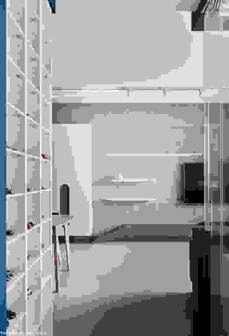 Minimalist corridor, hallway & stairs by 思維空間設計 Minimalist