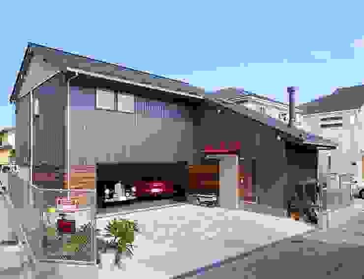 車3台収容 電動オーバーヘッドシャッターを採用した高品質木造ガレージハウス Homify 車3台収容 電動オーバーヘッドシャッターを採用した高品質木造ガレージハウス Homify