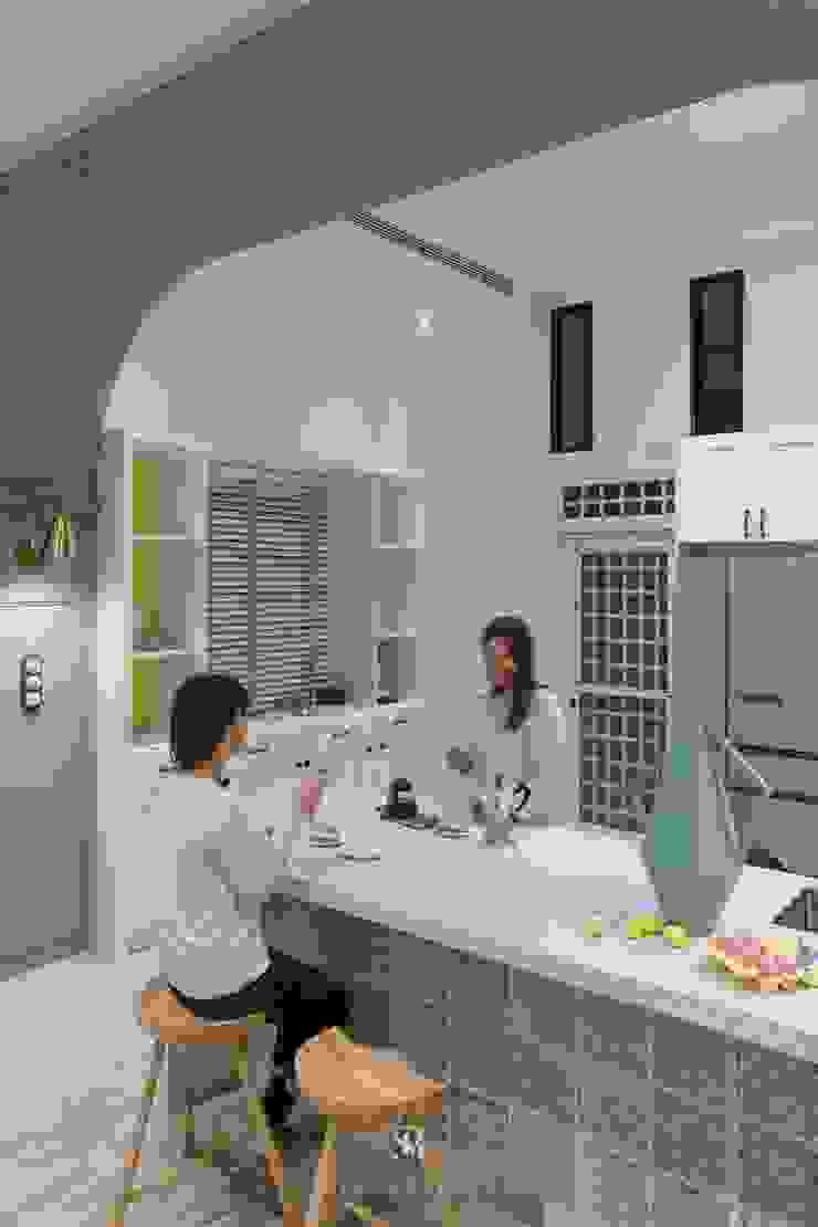 理絲室內設計有限公司 Ris Interior Design Co., Ltd. Small kitchens Шифер Синій