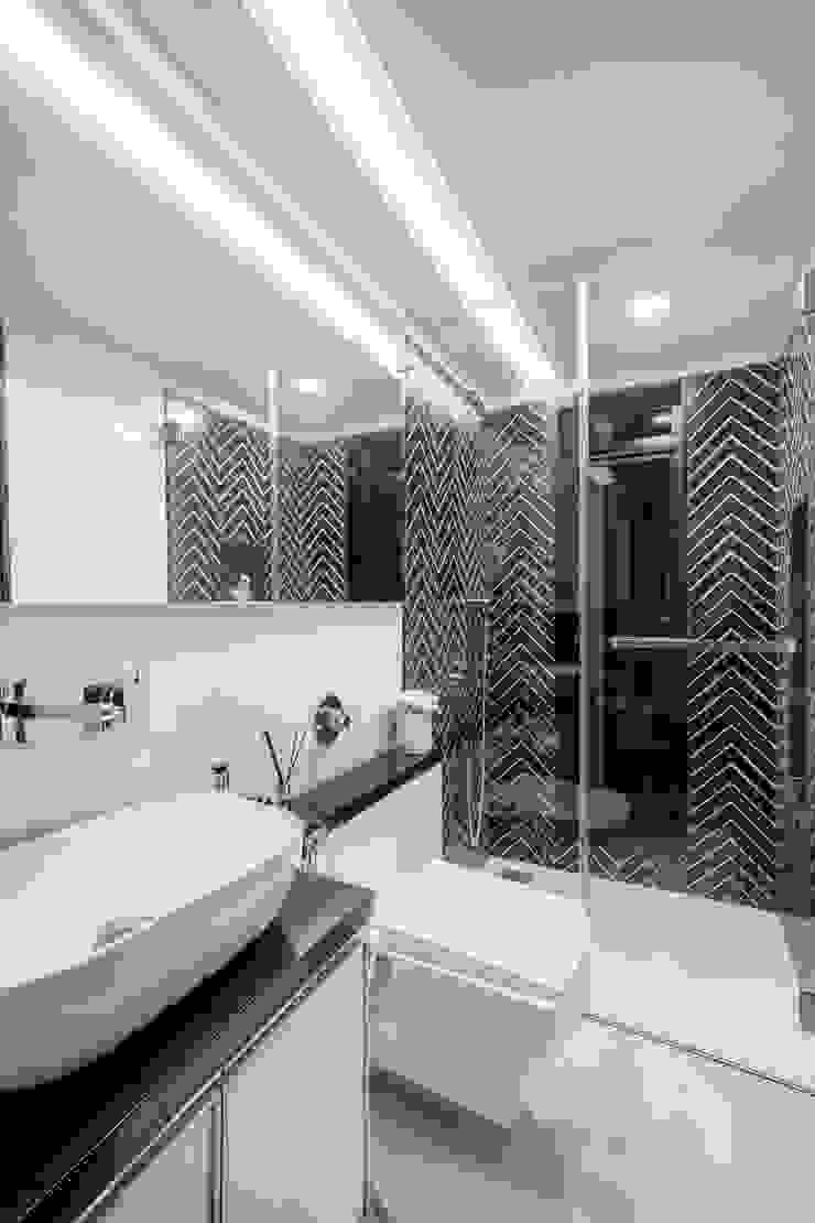 The Bali Residence , The Design Chapel The Design Chapel Scandinavian style bathroom Tiles White