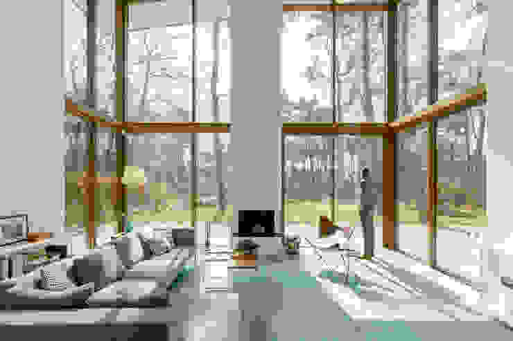 De vide geeft een sterk ruimtelijk gevoel. Engel Architecten Moderne woonkamers vide,glas,modern,openhaard