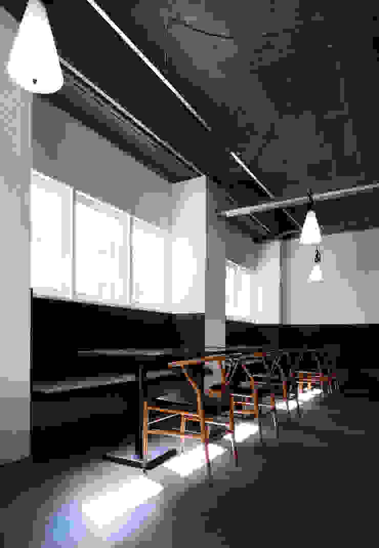 Salas de estar modernas por M's plan 엠스플랜 Moderno Madeira Acabamento em madeira
