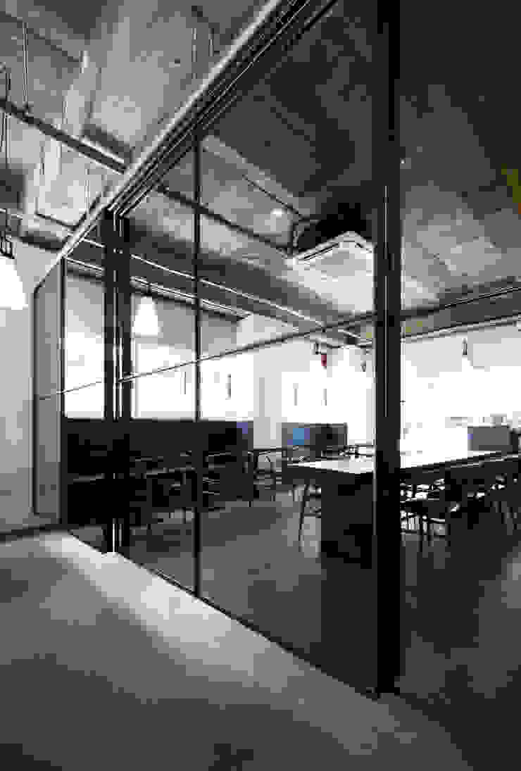 por M's plan 엠스플랜 Moderno Metal