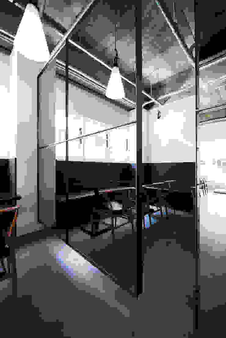 por M's plan 엠스플랜 Moderno Metal