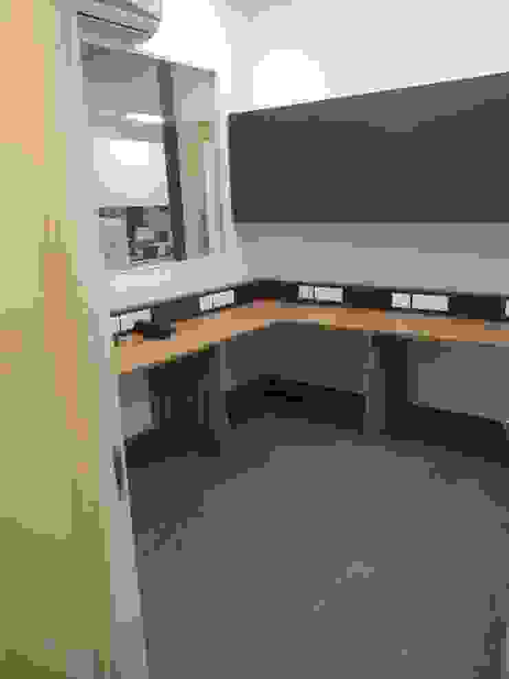 Interactive cabin for 4 person Grey-Woods Office spaces & stores Engineered Wood White