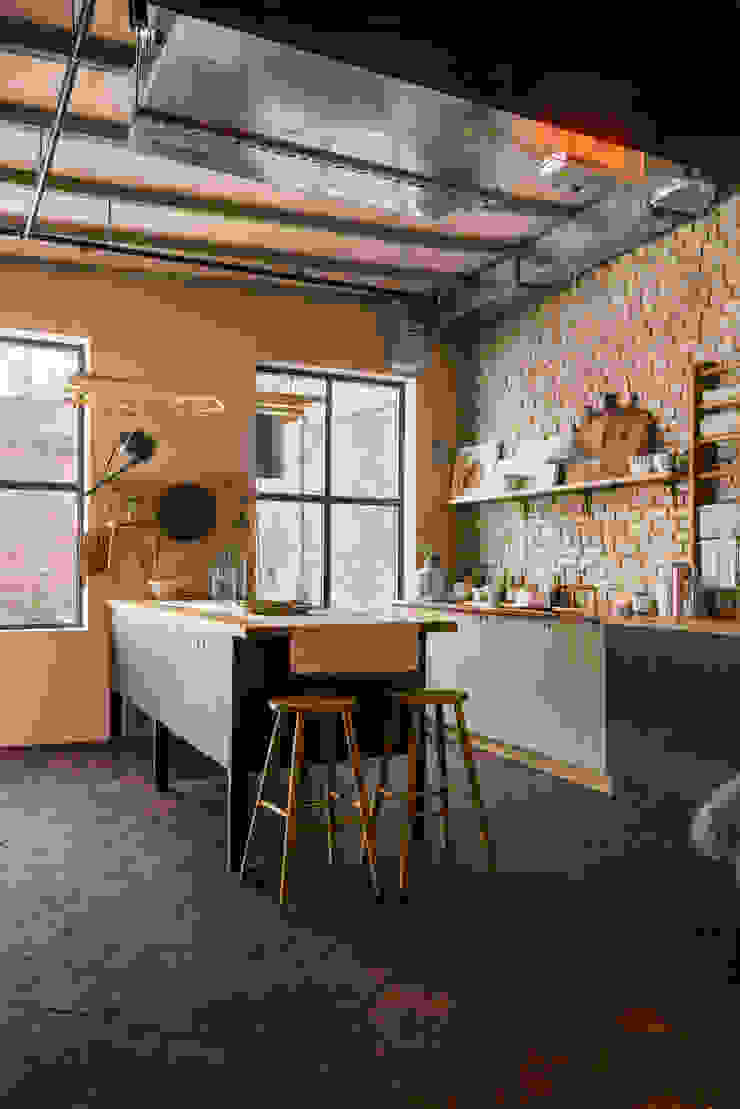 The Potting Shed in Manhattan deVOL Kitchens Rustikale Küchen Massivholz kitchen island,oak worktop,british beech,beech,wooden kitchen,urban,rustic,terracotta tile