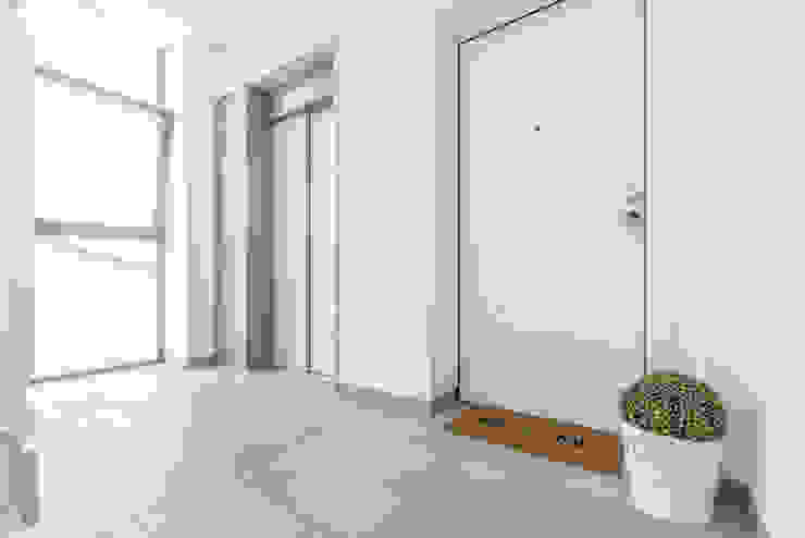 HOME STAGING Mirna Casadei Home Staging Ingresso, Corridoio & Scale in stile moderno