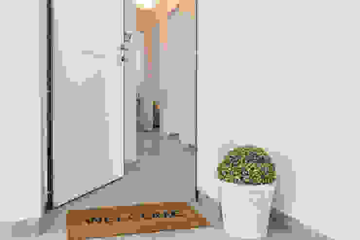HOME STAGING Mirna Casadei Home Staging Ingresso, Corridoio & Scale in stile moderno