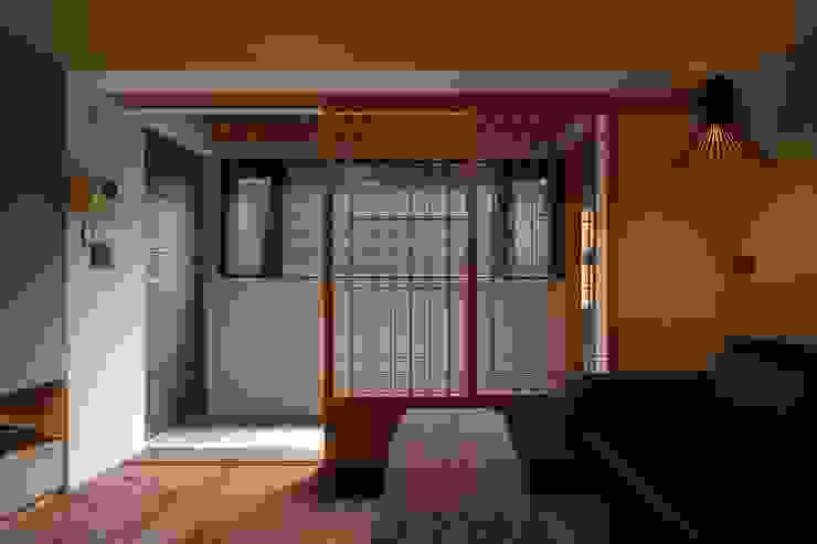 玄關使用石板地與客廳木質地板做區分 直方設計有限公司 Living room