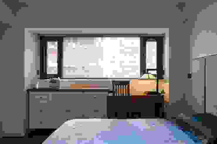 窗下設置書桌與儲物櫃 直方設計有限公司 Small bedroom