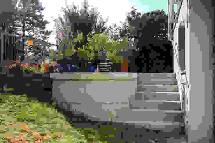 Freitreppe mit XL Wassersickerschacht vor dem Haus archipur Architekten aus Wien Treppe Beton Grau Freitreppe,Aussentreppe,Wassersickerschacht