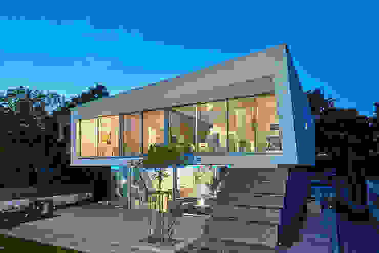 Ein Haus - Zwei Gesichter - Das Haus am Bodensee Atelier H2A -Prof. DI. MSc. Mona Bayr Einfamilienhaus Weiß Einfamilienhaus,Wasser,Wohnhaus,modern,modernes Wohnhaus,Bodensee,energieeffizient,Holzfassade,Putzfassade,Haus am See,Göppingen,Eislingen