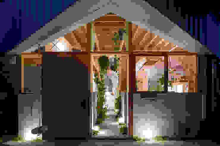 Hat house FUMIASO ARCHITECT & ASSOCIATES／ 阿曽芙実建築設計事務所 オリジナルスタイルの 玄関&廊下&階段 木 工場,財産,建物,シェード,木,矩形,ファサード,不動産,三角形,色合いと色合い