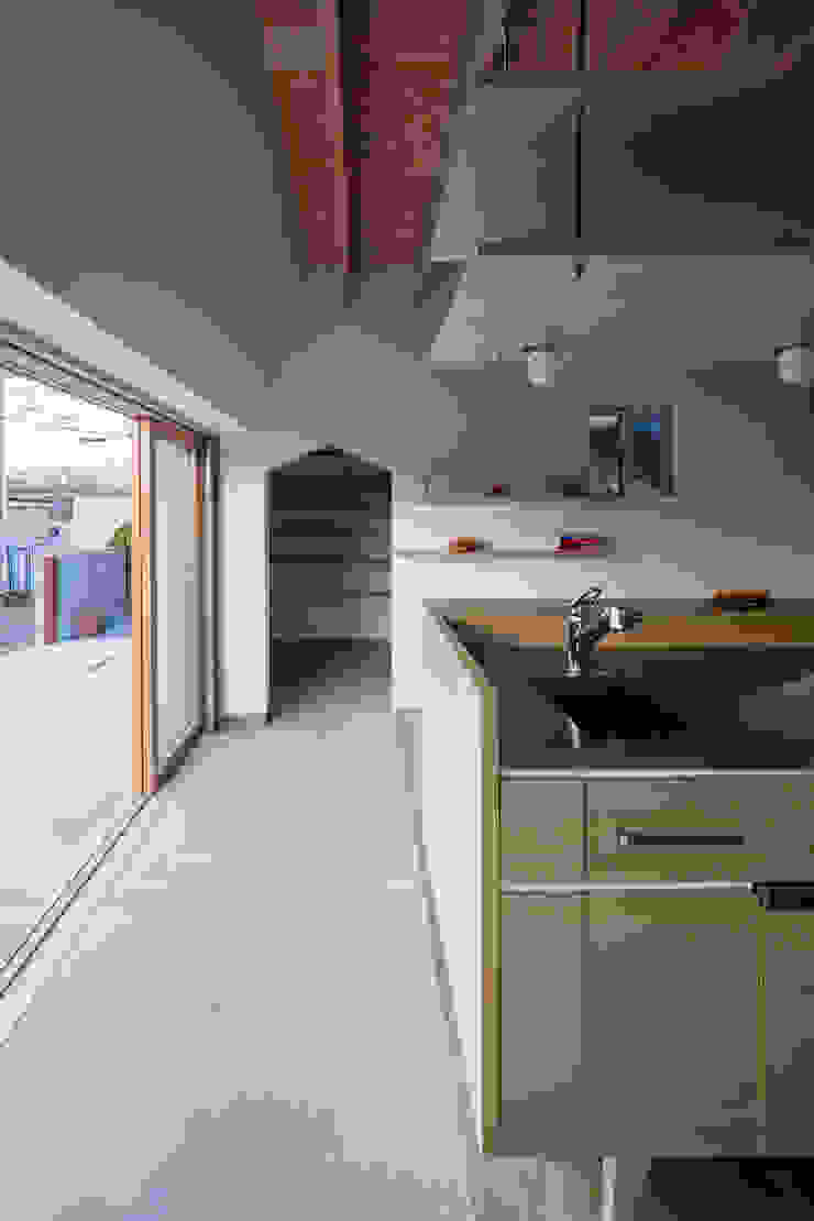 FUMIASO ARCHITECT & ASSOCIATES/ 阿曽芙実建築設計事務所 Scandinavian style corridor, hallway& stairs