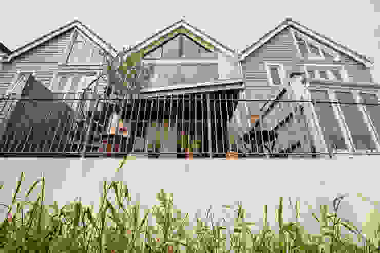Exterior view of balcony, glazed balustrade and high-level window โดย dwell design โมเดิร์น