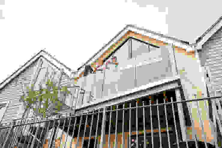Exterior view of first floor balcony โดย dwell design โมเดิร์น