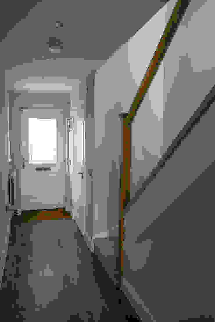 Hallway ห้องโถงทางเดินและบันไดสมัยใหม่ โดย dwell design โมเดิร์น