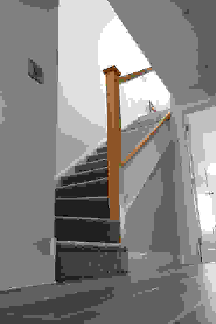 Hallway ห้องโถงทางเดินและบันไดสมัยใหม่ โดย dwell design โมเดิร์น