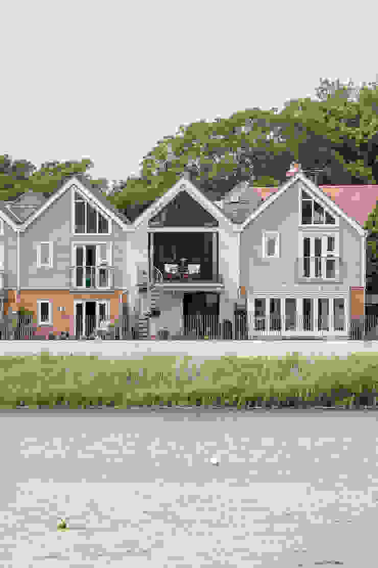 Exterior view from Fareham Creek โดย dwell design โมเดิร์น