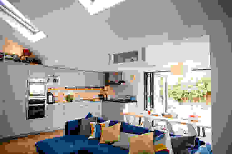 View of open-plan kitchen dwell design ห้องครัว