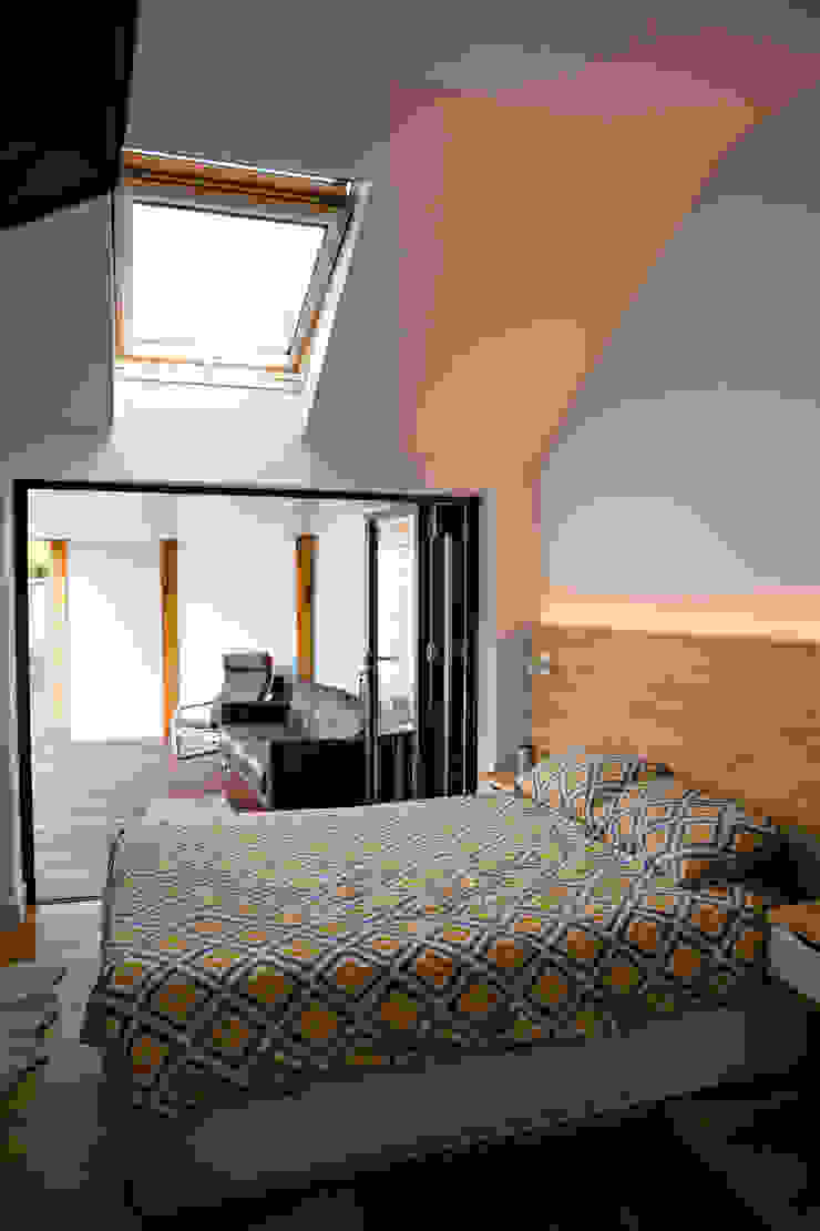 View of bi-folding doors, roof window and feature lighting dwell design ห้องนอน
