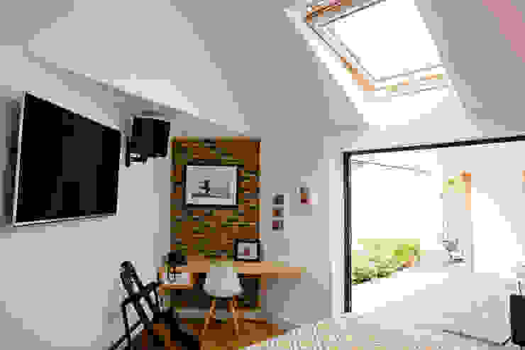 Feature desk in master bedroom dwell design ห้องนอน