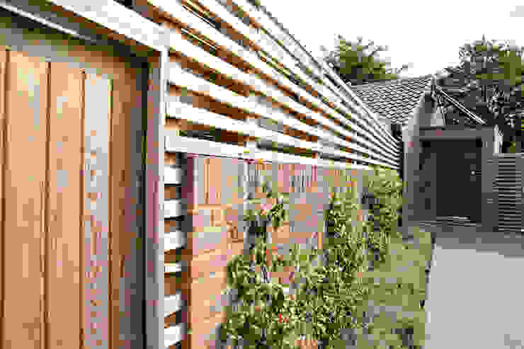 Exterior view of driveway, porch and landscaping dwell design บ้านและที่อยู่อาศัย