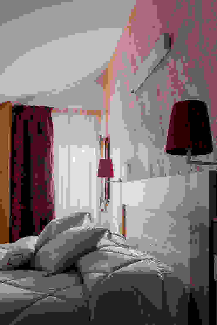 Camera padronale manuarino architettura design comunicazione Camera da letto minimalista Legno Rosso tende,lampade,letto,testata