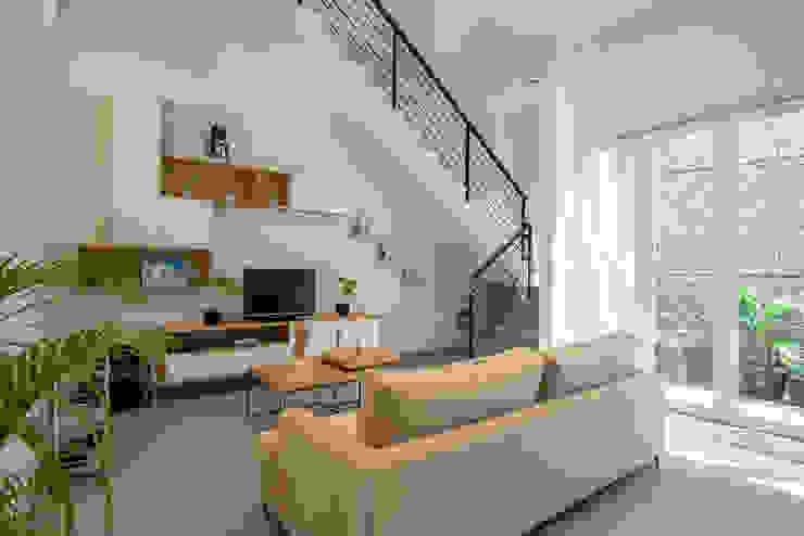 Interior Tomang House, PT Membangun Harapan Sukses PT Membangun Harapan Sukses Modern Living Room Plywood Wood effect