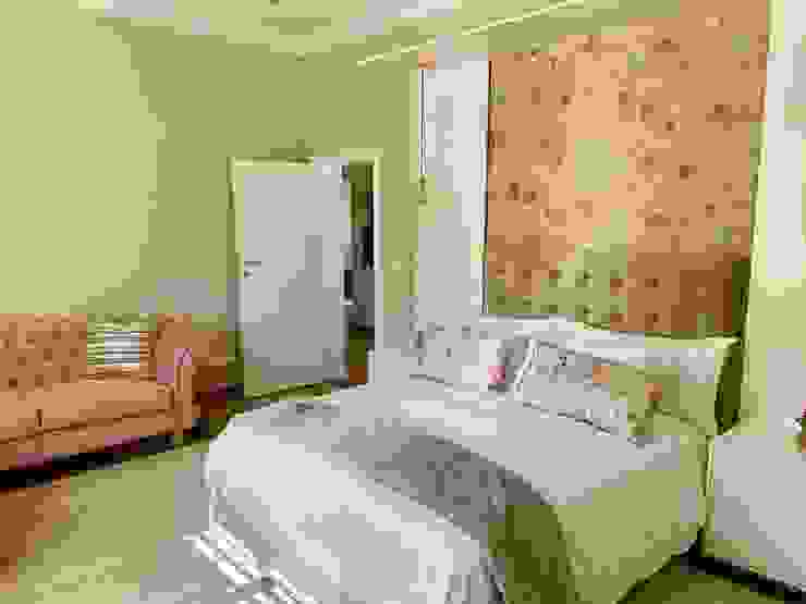 Young Students Pink Bedroom Modern style bedroom by CS DESIGN Modern