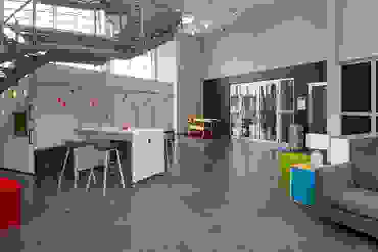 STEHARBEITSPLÄTZE _WERKSTATT FÜR UNBESCHAFFBARES - Innenarchitektur aus Berlin Gewerbeflächen Workspace,Eingangsbereich,Aufenthaltsraum,Workshop,Besprechungsraum,Lounge,Meetingräume,Innovationsräume,Tribüne,Lean Coffee,Coworking,offene Küche,Bürogebäude