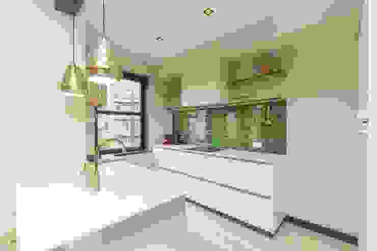 Emerald kitchen and living room, Obradov Studio Obradov Studio Kleine Küche Fliesen Grün