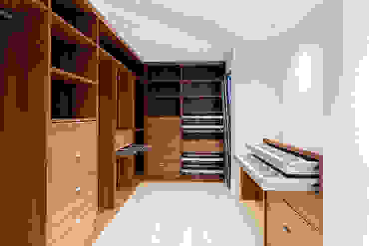 Closet de Master Suite HOUSE PHOTO Closets clássicos House Photo