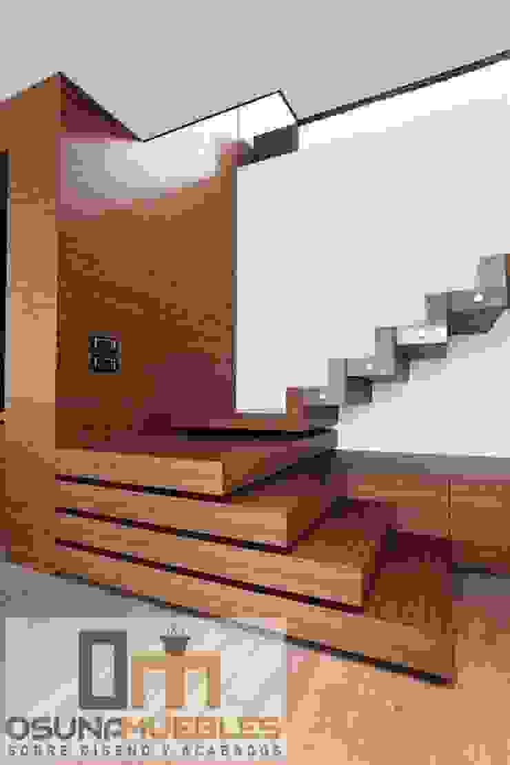 Escalera y Muro Muebles Sobre Diseño y Acabados Osuna Pisos Derivados de madera Acabados,Remodelación,Escalera