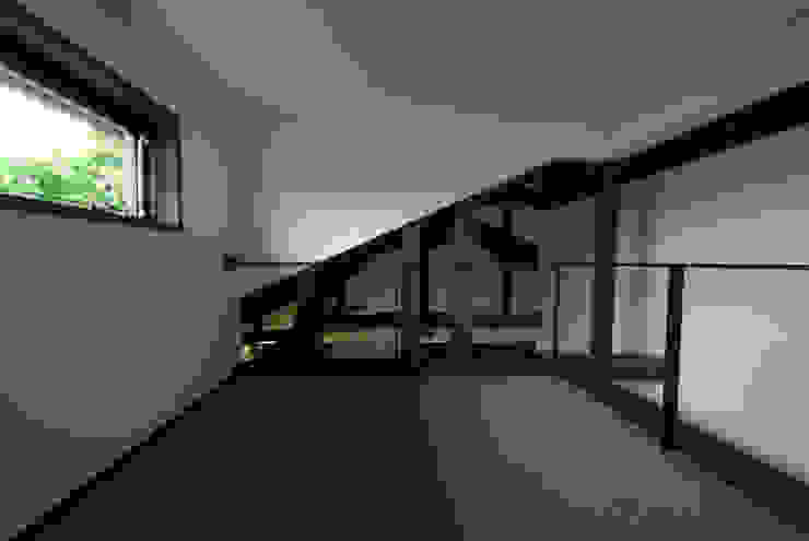 Salas de estar asiáticas por 森村厚建築設計事務所 Asiático Madeira maciça Multi colorido