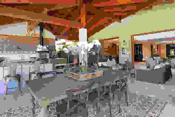 Mesa da Varanda Célia Orlandi por Ato em Arte Varandas madeira de demolição,varanda,cimento queimado,industrial,ladrilho hidráulico,bancada,mesa,cadeira