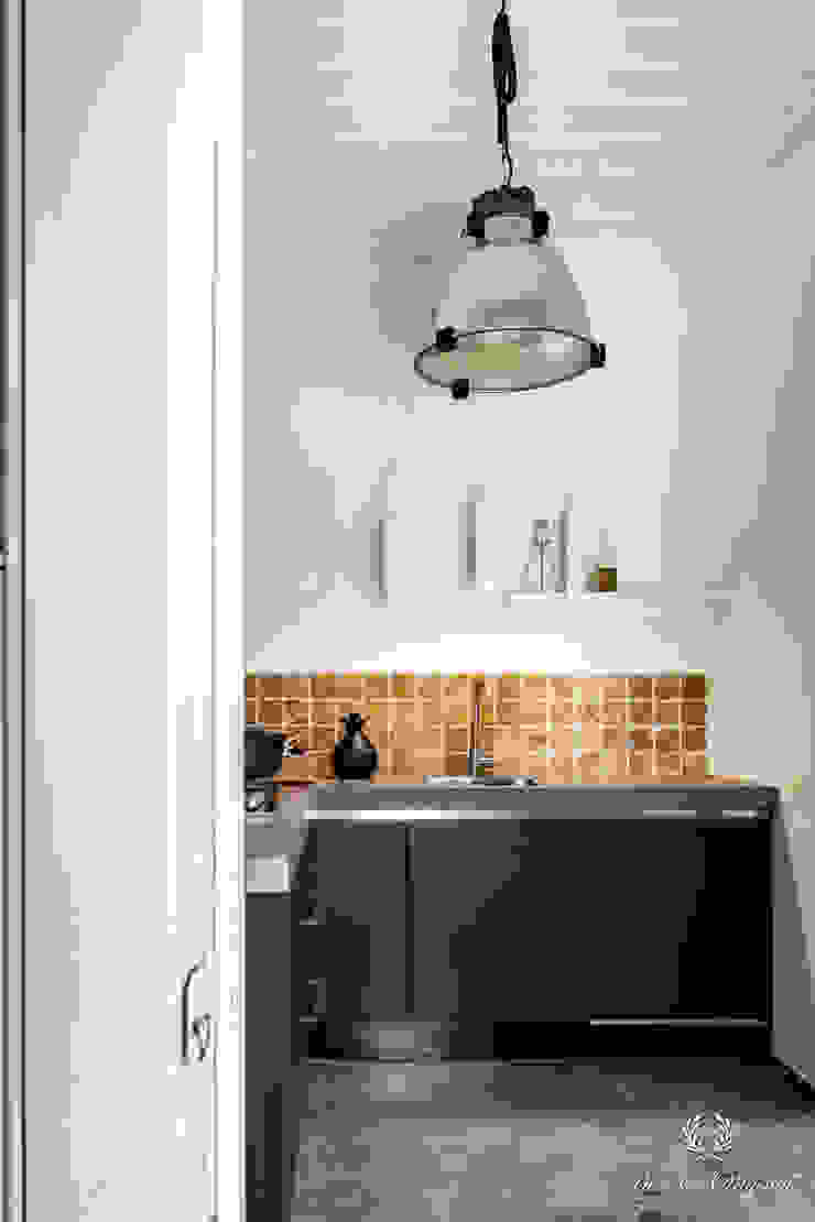 Wanden in afwasbare muurverf Licetto kleur White, keukenkasten geschilderd met Carazzo matte lakverf in de kleur Slate Grey Pure & Original Kleine keuken Grijs